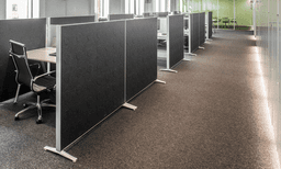 Alumi floor naast bureaus