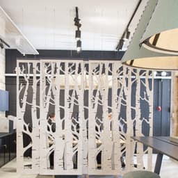 Akoestische divider met unieke patronen en uiteenlopende kleuren en prints