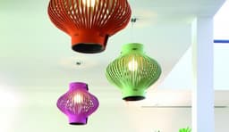 Lamp die geluidsabsorberende functie met vernieuwend stijlvol design combineert