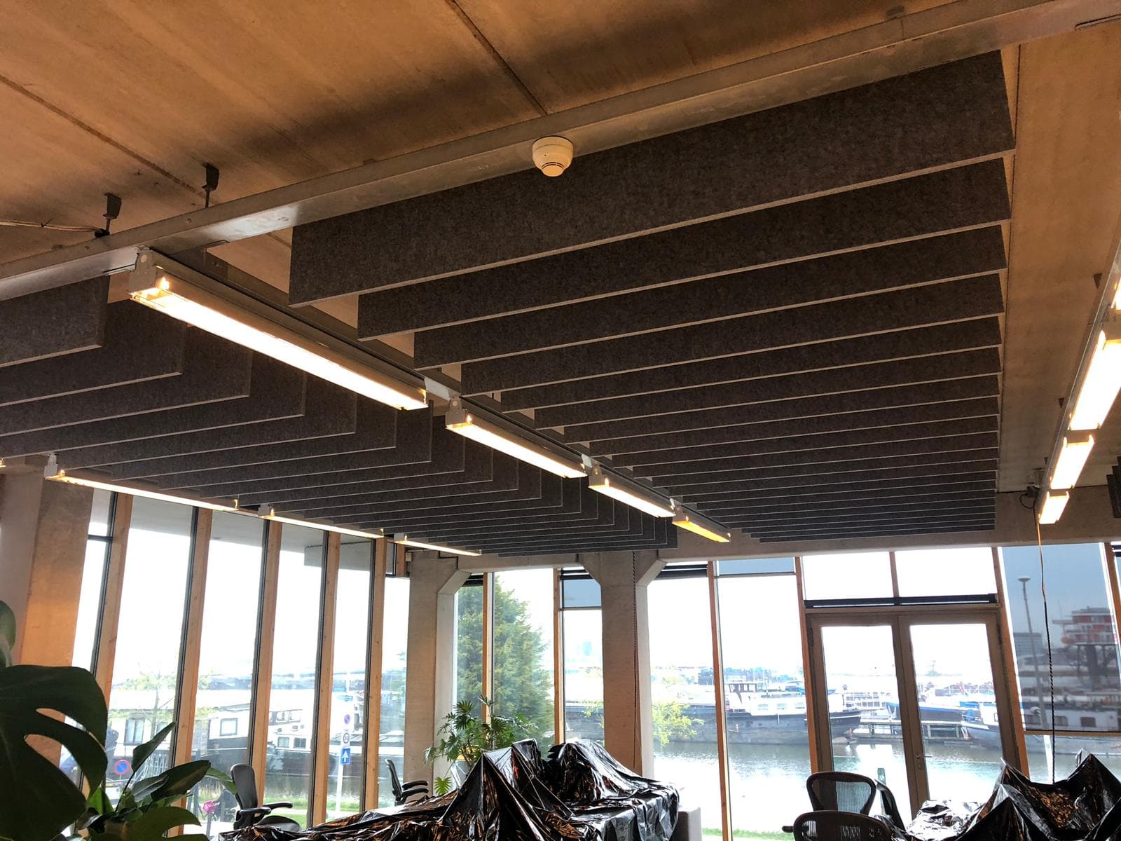 PET-vilt baffles op kantoor