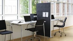 Alumi floor tussen bureaus