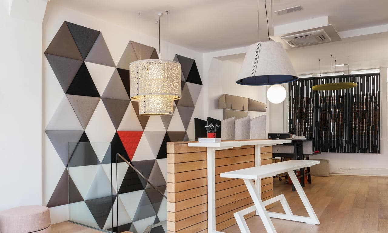 Akoestische lamp van vilt in de vorm van een kroonluchter