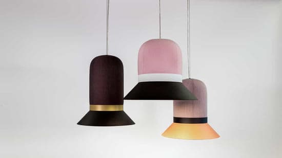Gestoffeerde akoestische lamp in de vorm van een hoed