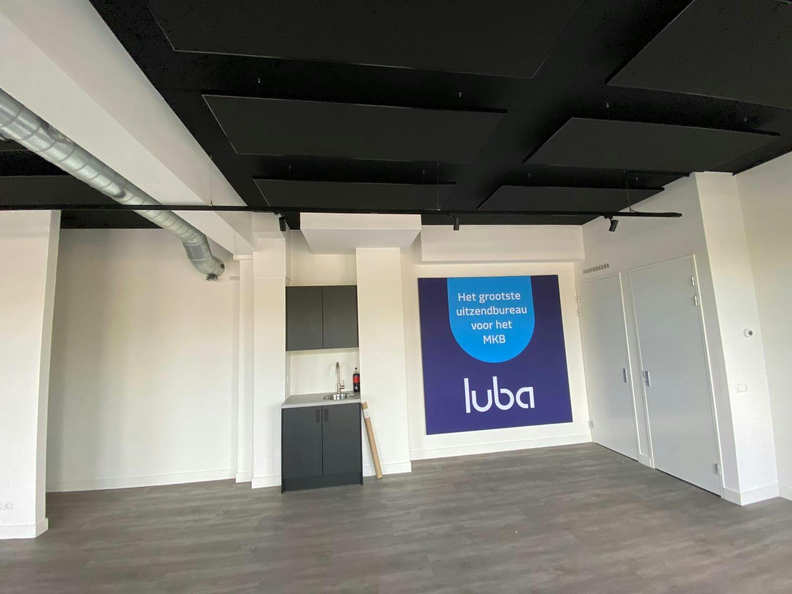 Plafondeilanden en fotopaneel project Luba