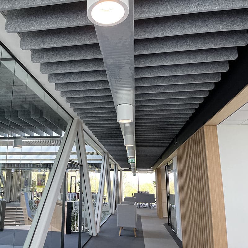 PET-vilt baffles kantooromgeving