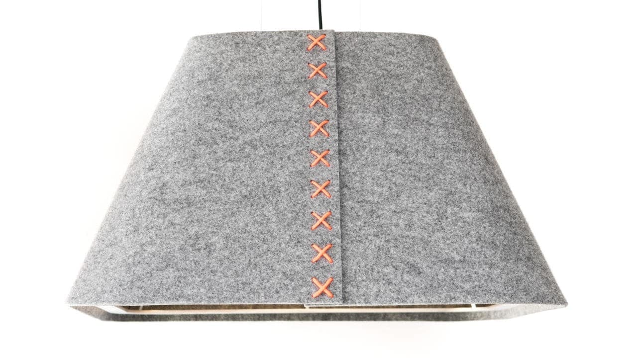 Akoestische lamp met lampenkap gemaakt van vilt