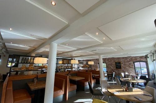 Pannenkoekenrestaurant akoestisch verbeterd - akoestische plafondpanelen